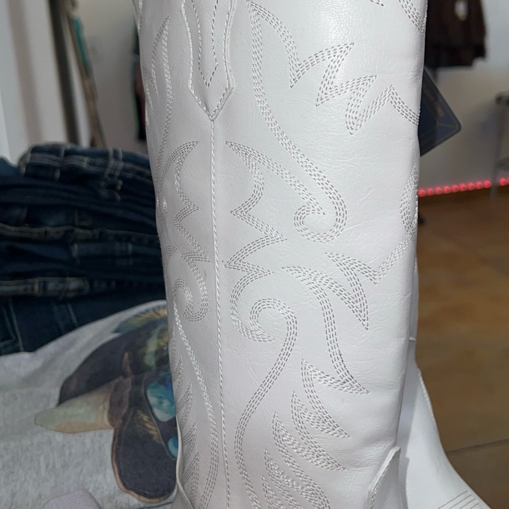 Women's White Knee-High Cowboy Boots - Picture 4 of 5